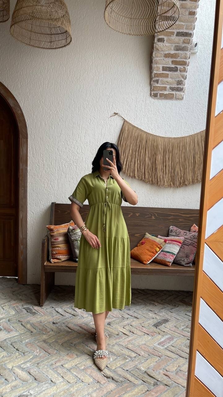 3080-OLİV KOL MANŞETLERİ ŞERİTLİ ELBİSE