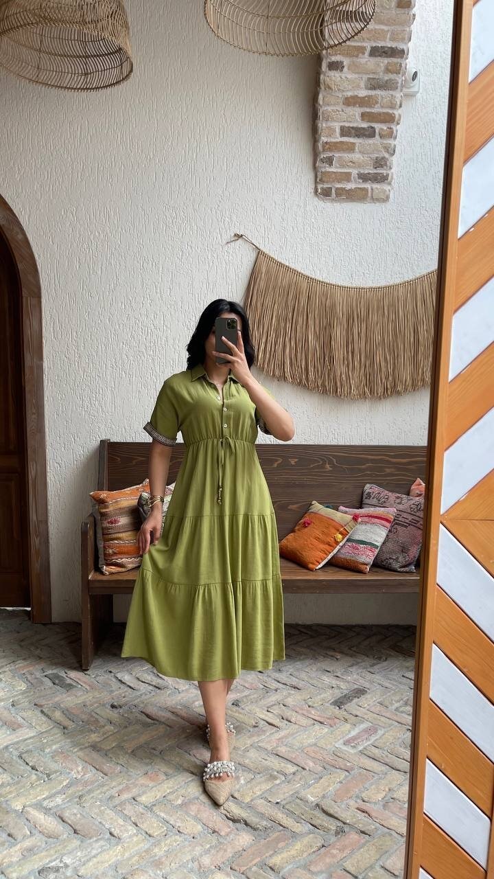 3080-OLİV KOL MANŞETLERİ ŞERİTLİ ELBİSE