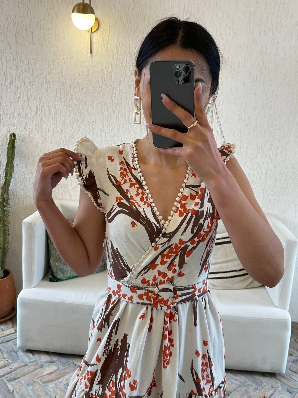 3073-KAHVERENGİ YAPRAK DESEN KEMERLİ ELBİSE