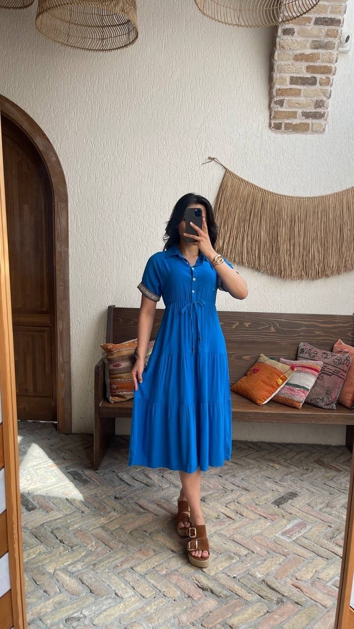 3080-MAVİ KOL MANŞETLERİ ŞERİTLİ ELBİSE