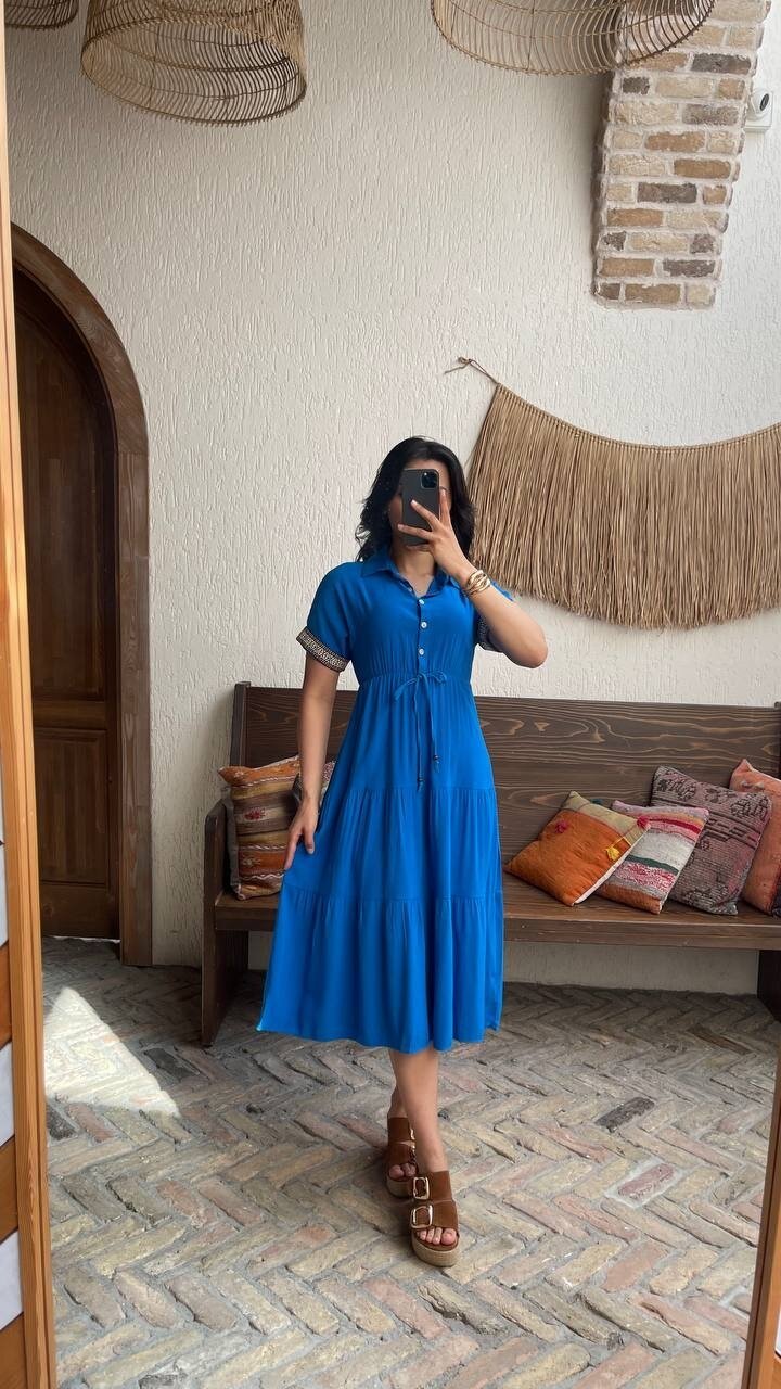 3080-MAVİ KOL MANŞETLERİ ŞERİTLİ ELBİSE