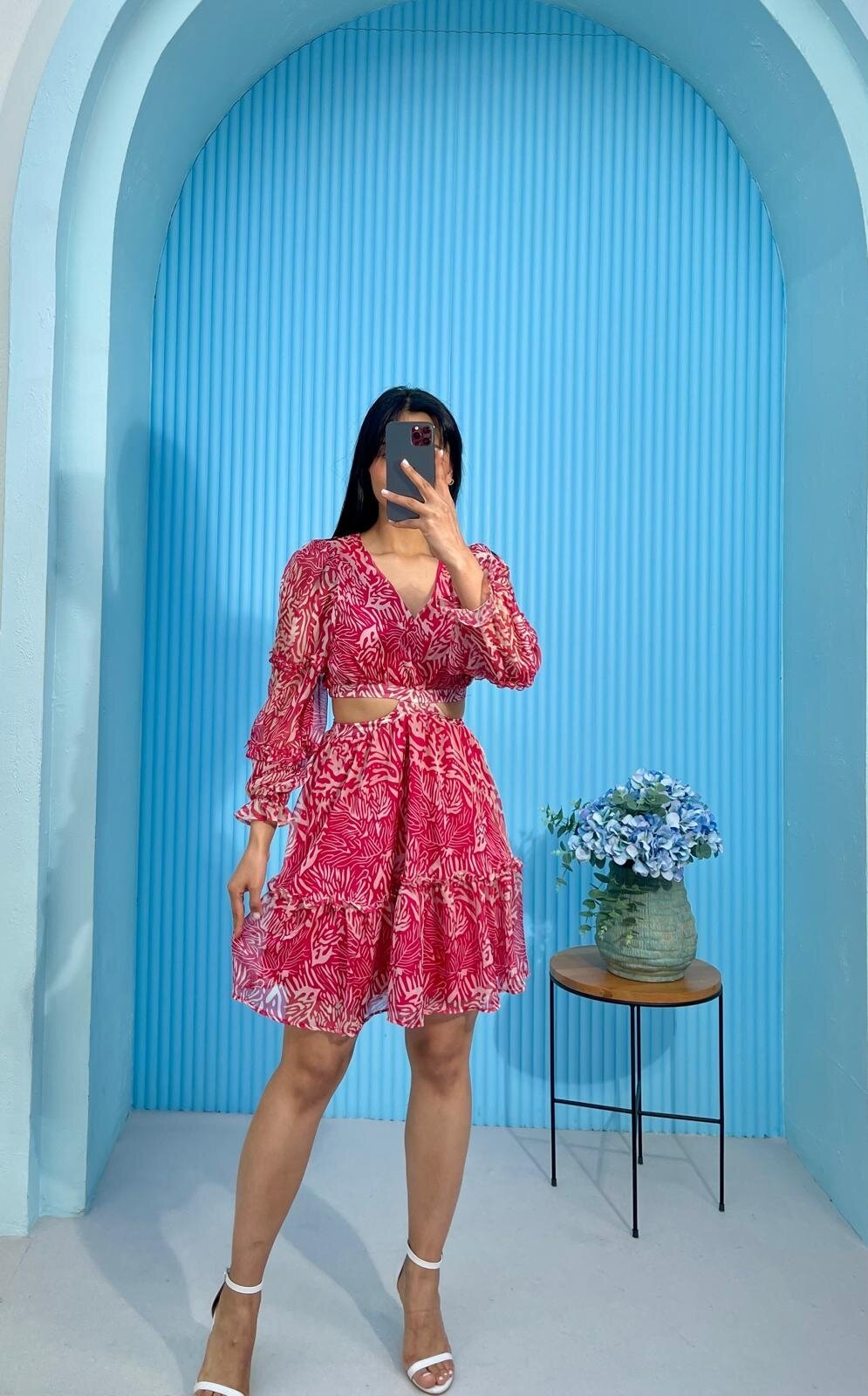 3256-PEMBE ÇİÇEK DESEN YANLARI AÇIK ELBİSE