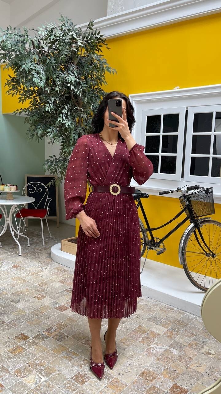 3286-BORDO KEMERLİ PUANTİYE DESEN ELBİSE