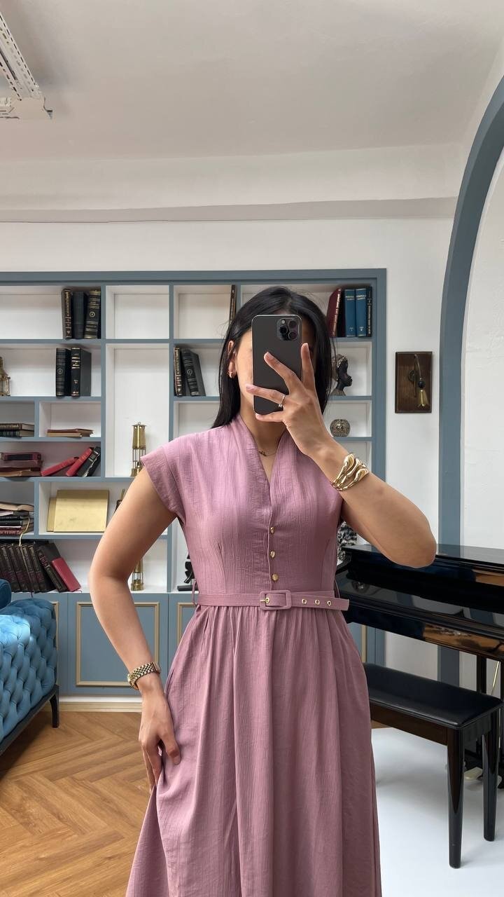 3440-PUDRA GOLD KEMER DETAY VE GOLD DÜĞMELİ ELBİSE