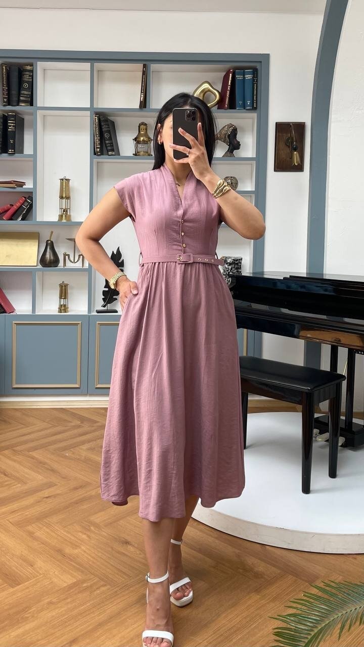 3440-PUDRA GOLD KEMER DETAY VE GOLD DÜĞMELİ ELBİSE