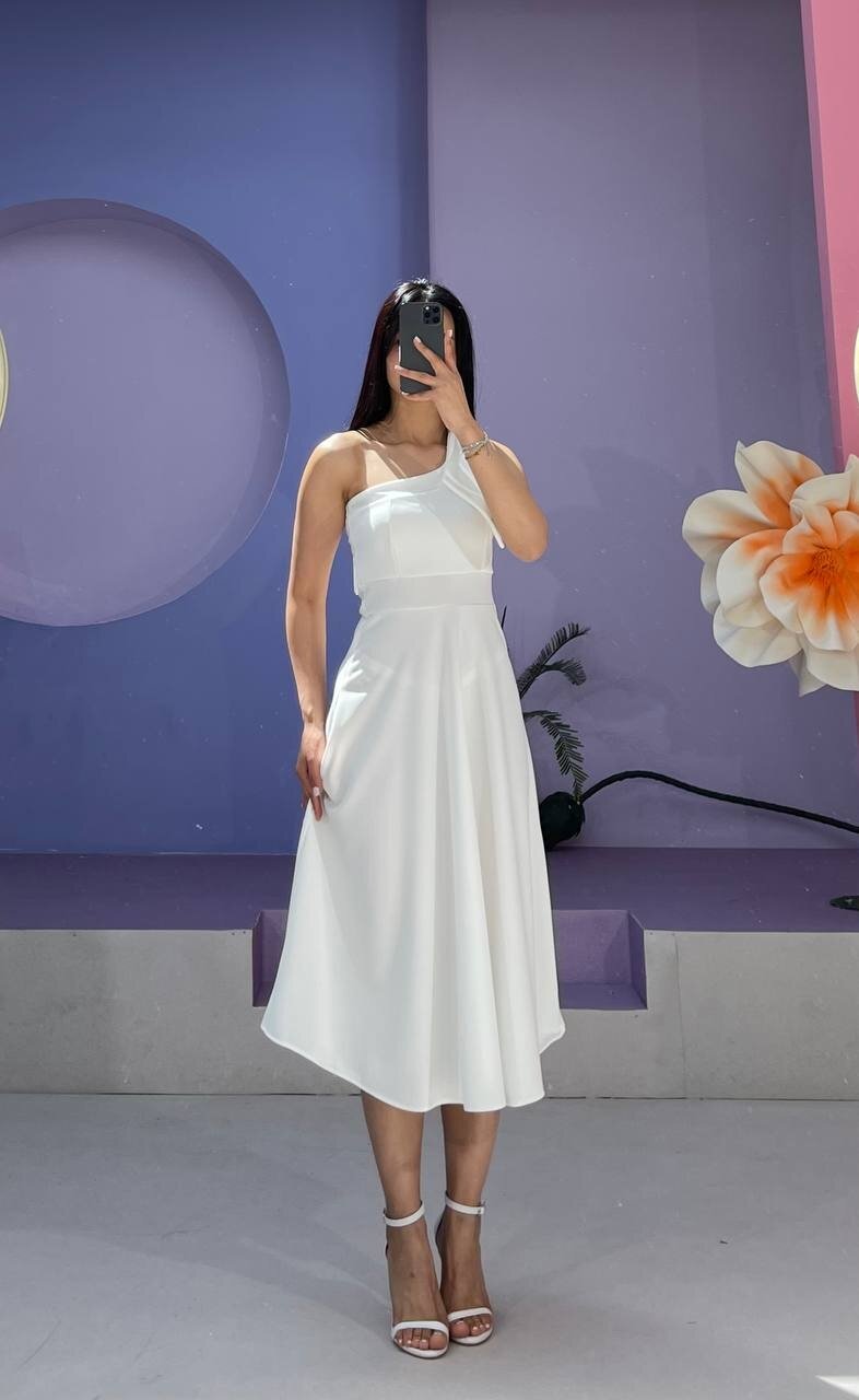 3443-BEYAZ TEK OMUZ FİYONK DETAY ELBİSE