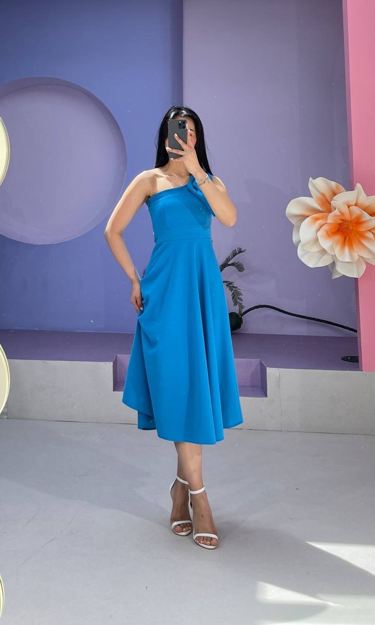 3443-MAVİ TEK OMUZ FİYONK DETAY ELBİSE