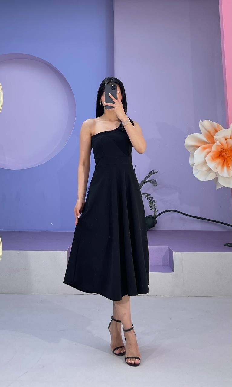 3443-SİYAH TEK OMUZ FİYONK DETAY ELBİSE