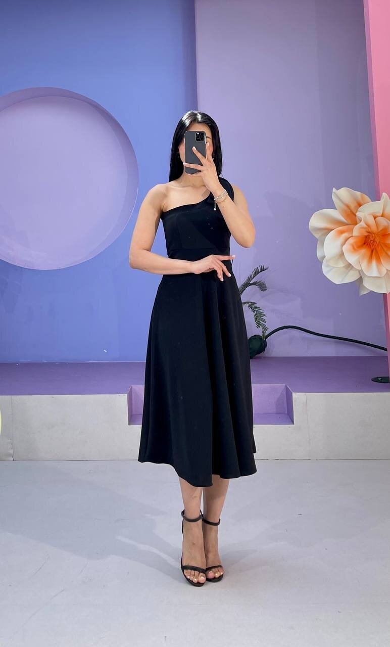 3443-SİYAH TEK OMUZ FİYONK DETAY ELBİSE