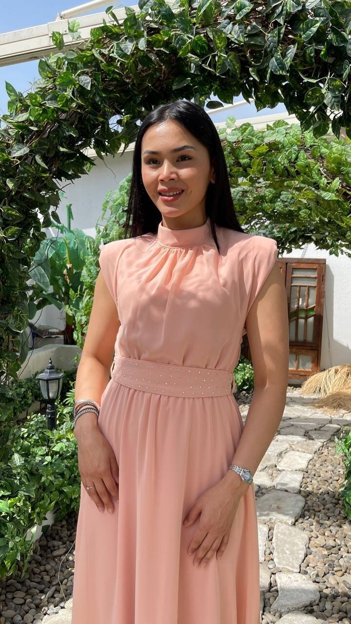 3509-PEMBE KEMERİ TAŞLI ŞİFON ELBİSE