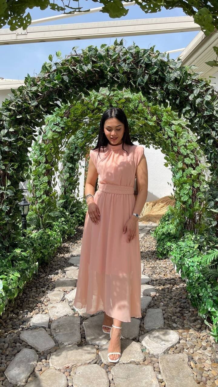 3509-PEMBE KEMERİ TAŞLI ŞİFON ELBİSE