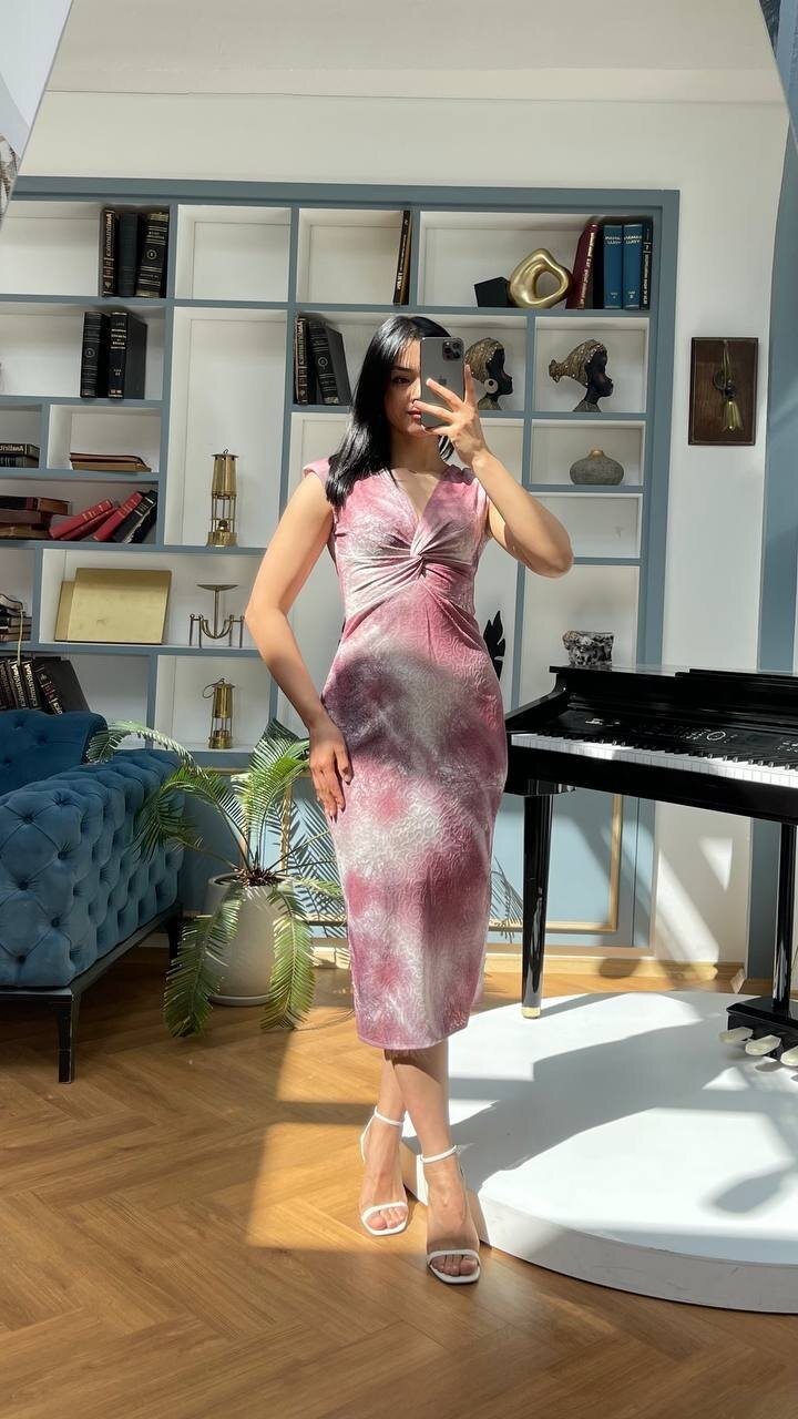 3510-PEMBE KARMAŞIK DESEN ÖNÜ DÜĞÜMLÜ ELBİSE