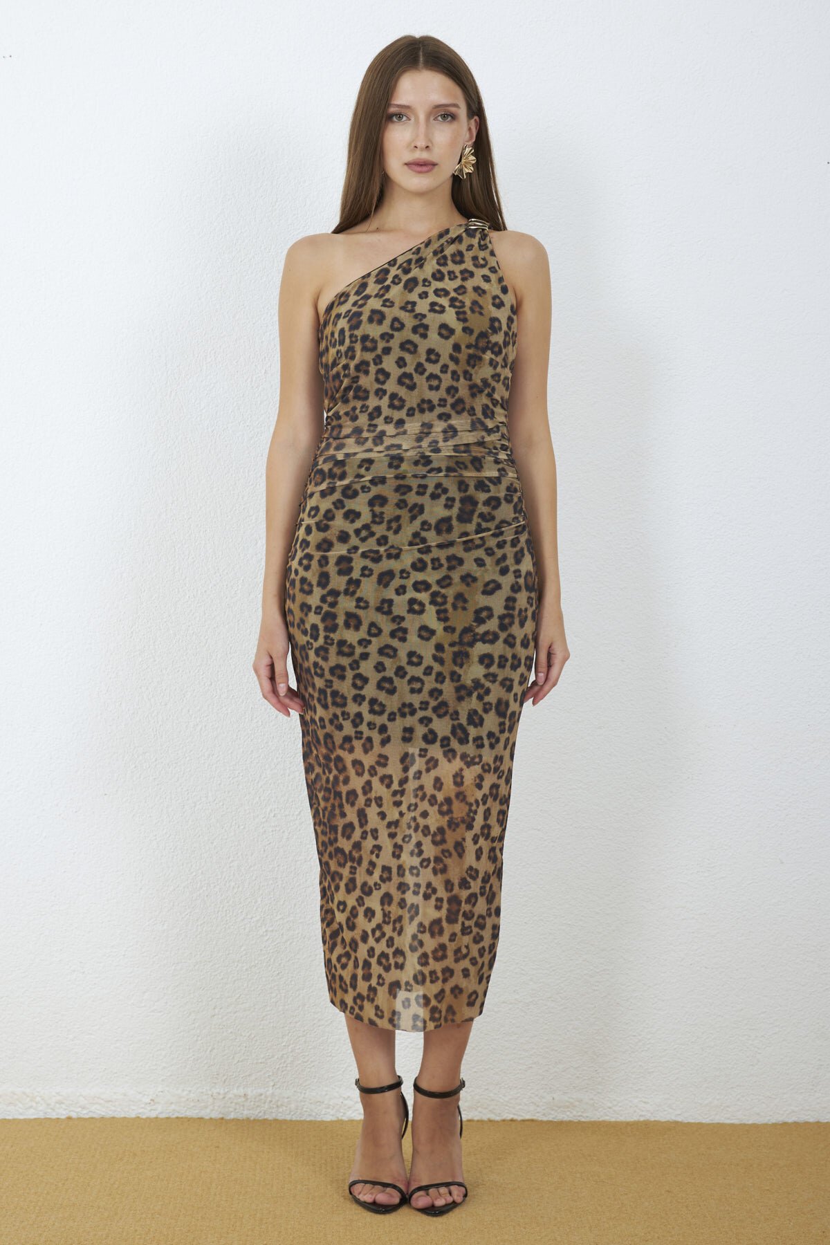 3515-Leopar Desenli Tek Omuz Drapeli Midi Elbise