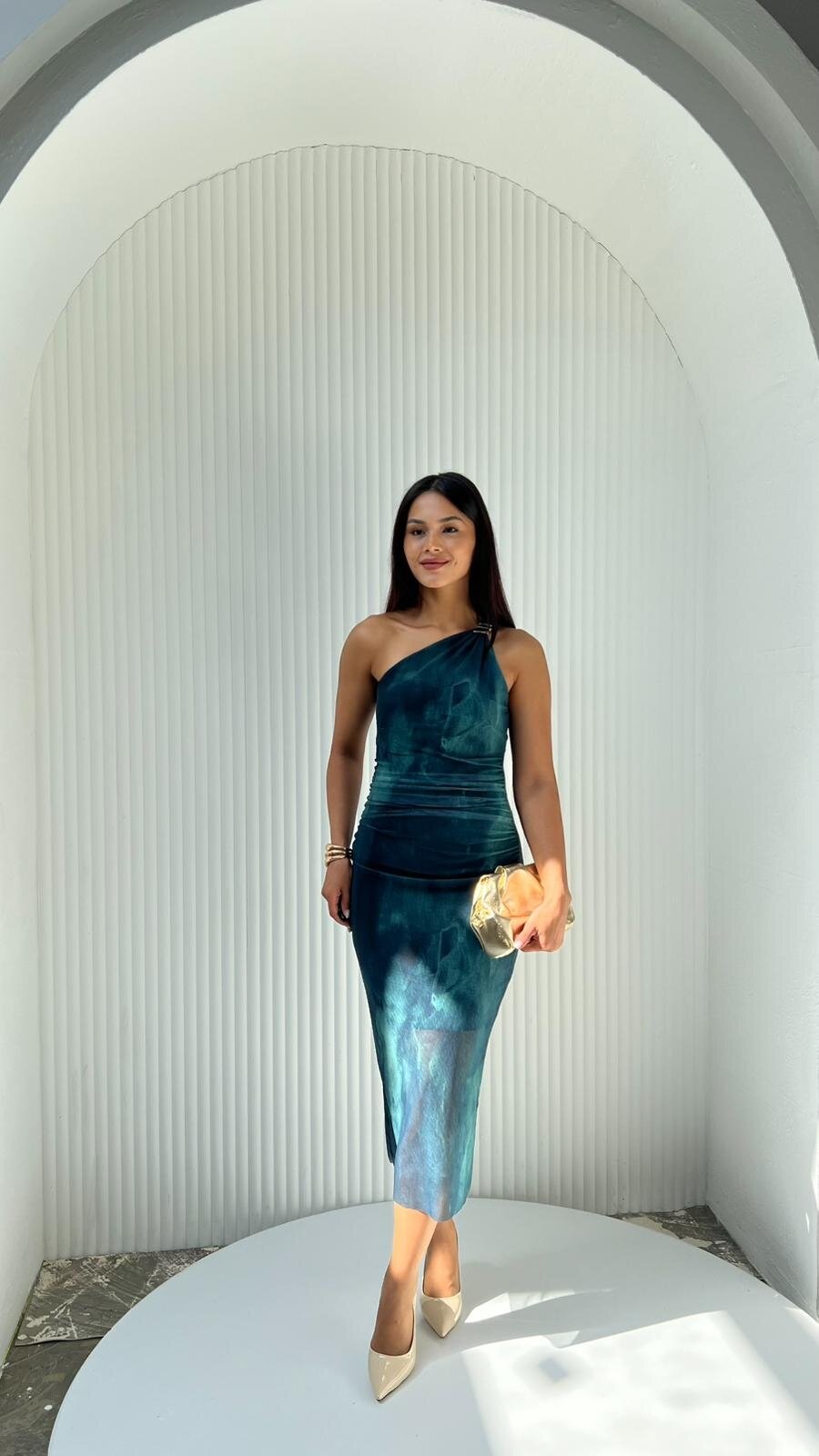 3515-YEŞİL TEK OMUZ BROŞ DETAYLI ELBİSE