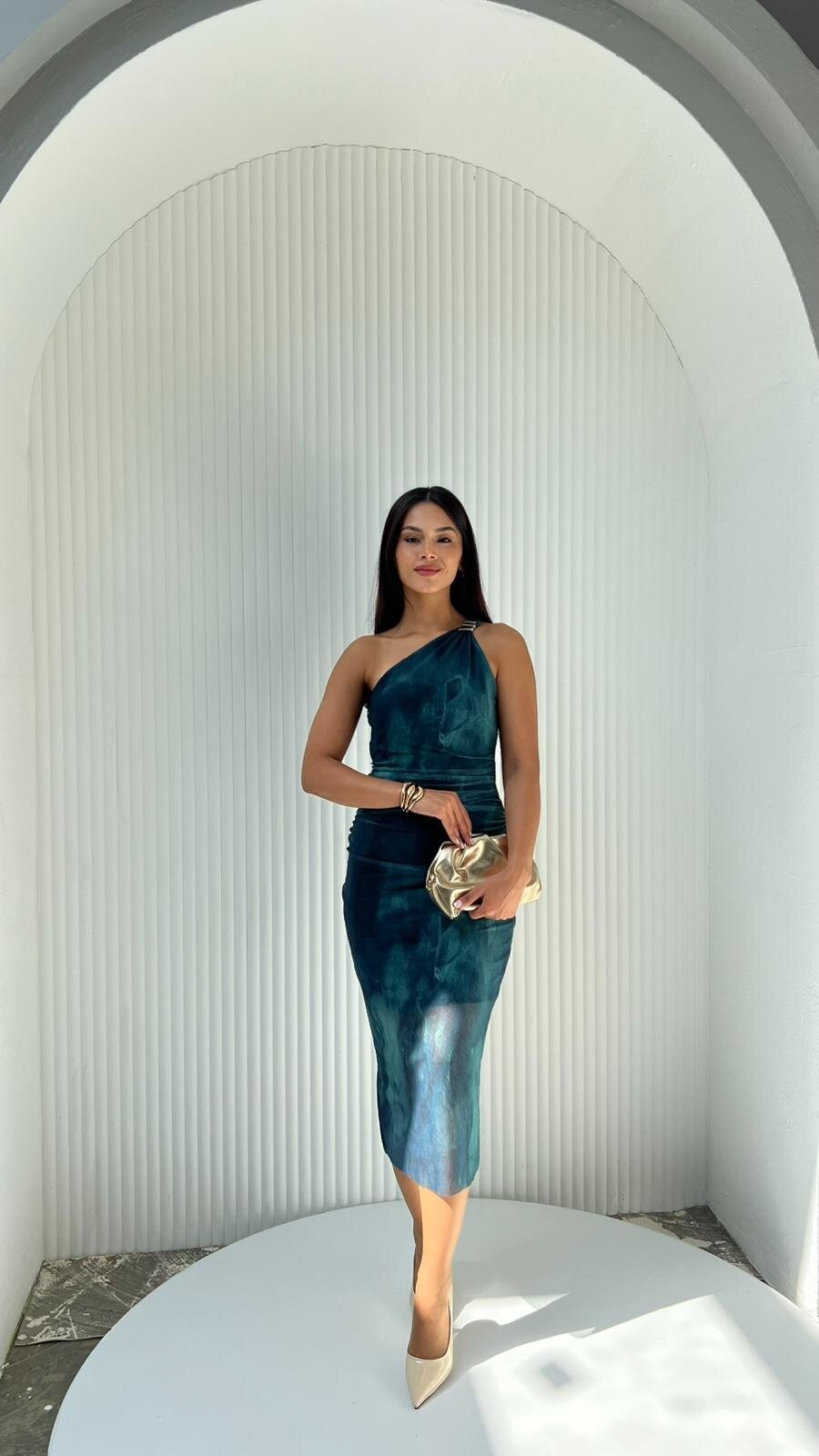 3515-YEŞİL TEK OMUZ BROŞ DETAYLI ELBİSE