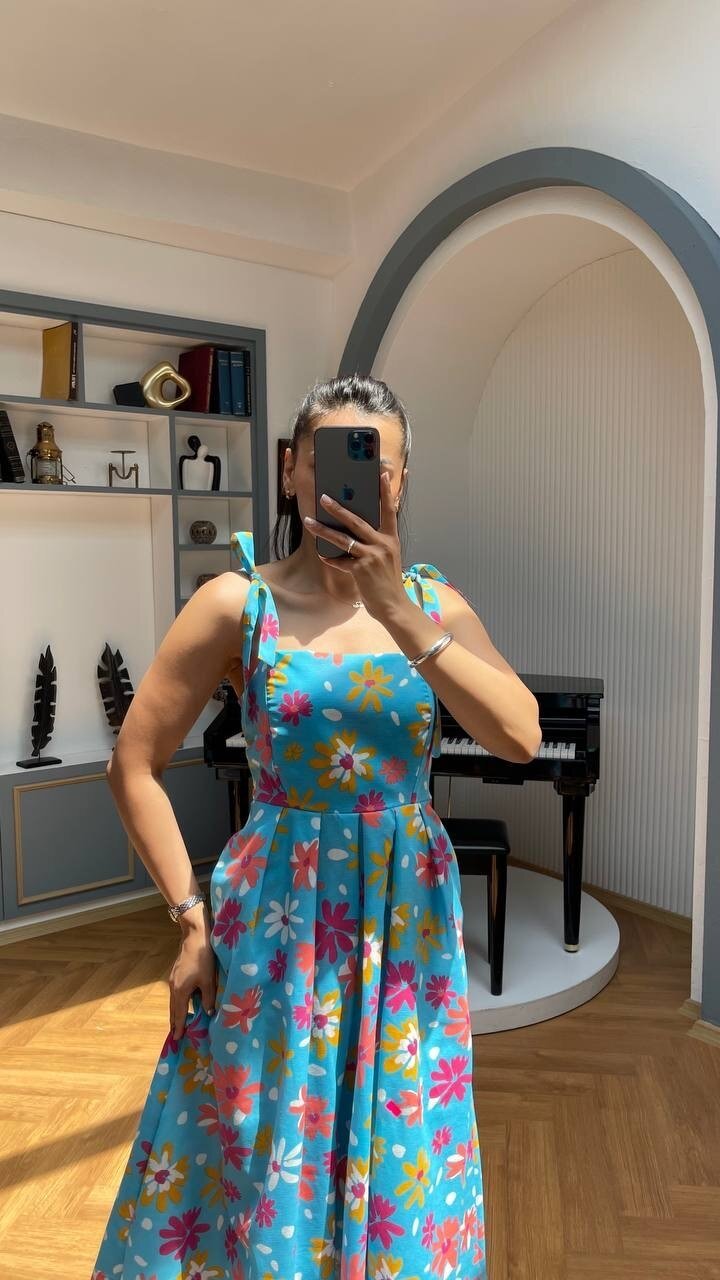 3557-BEBE MAVİ ÇİÇEKLİ KARE YAKA ELBİSE