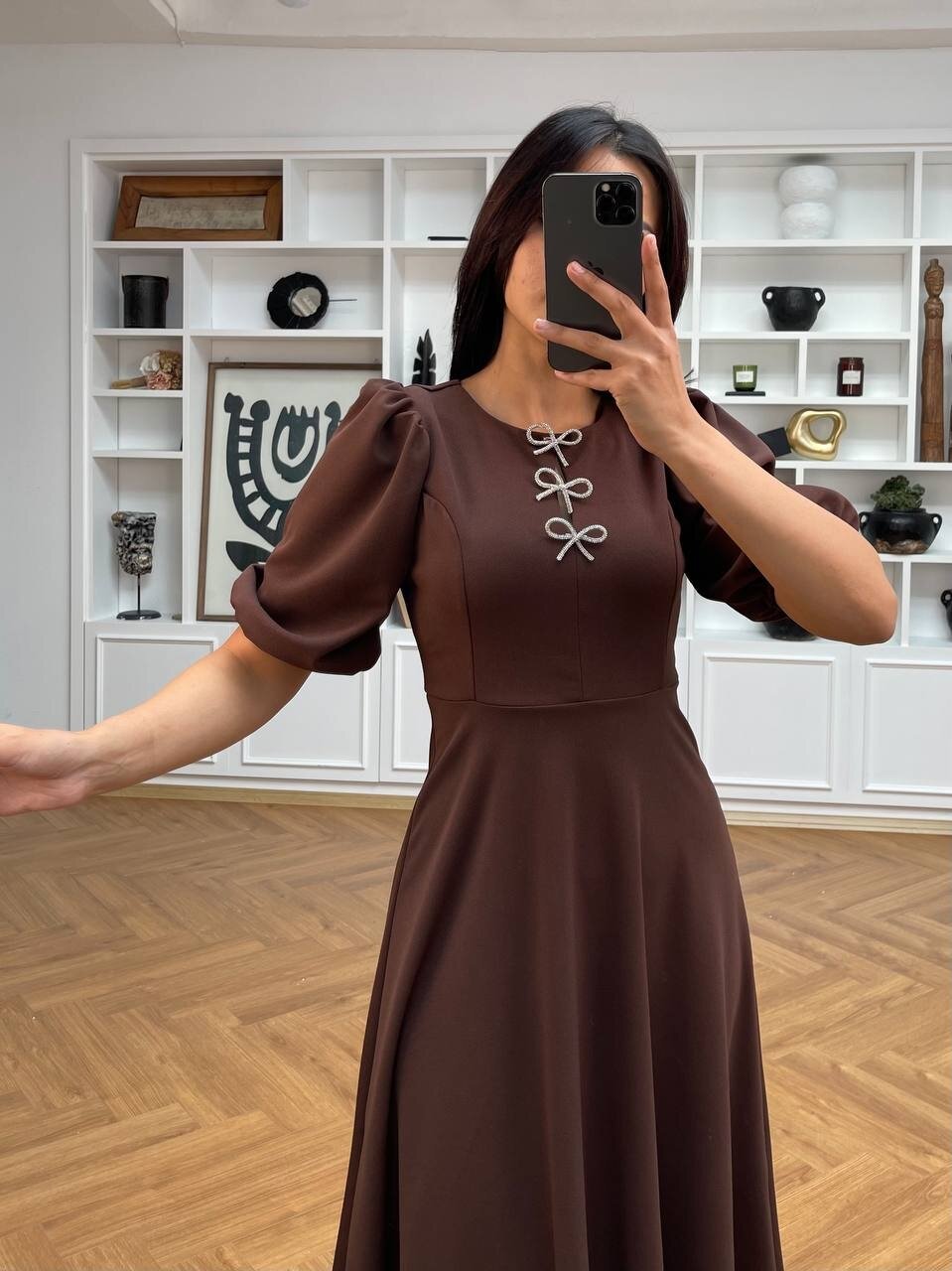 3578-KAHVERENGİ TAŞ FİYONKLU ELBİSE