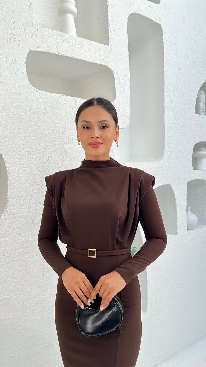 3587-KAHVERENGİ BALIKÇI YAKA OMUZLARI PİLELİ KENDİNDEN TOKA KEMERLİ ELBİSE