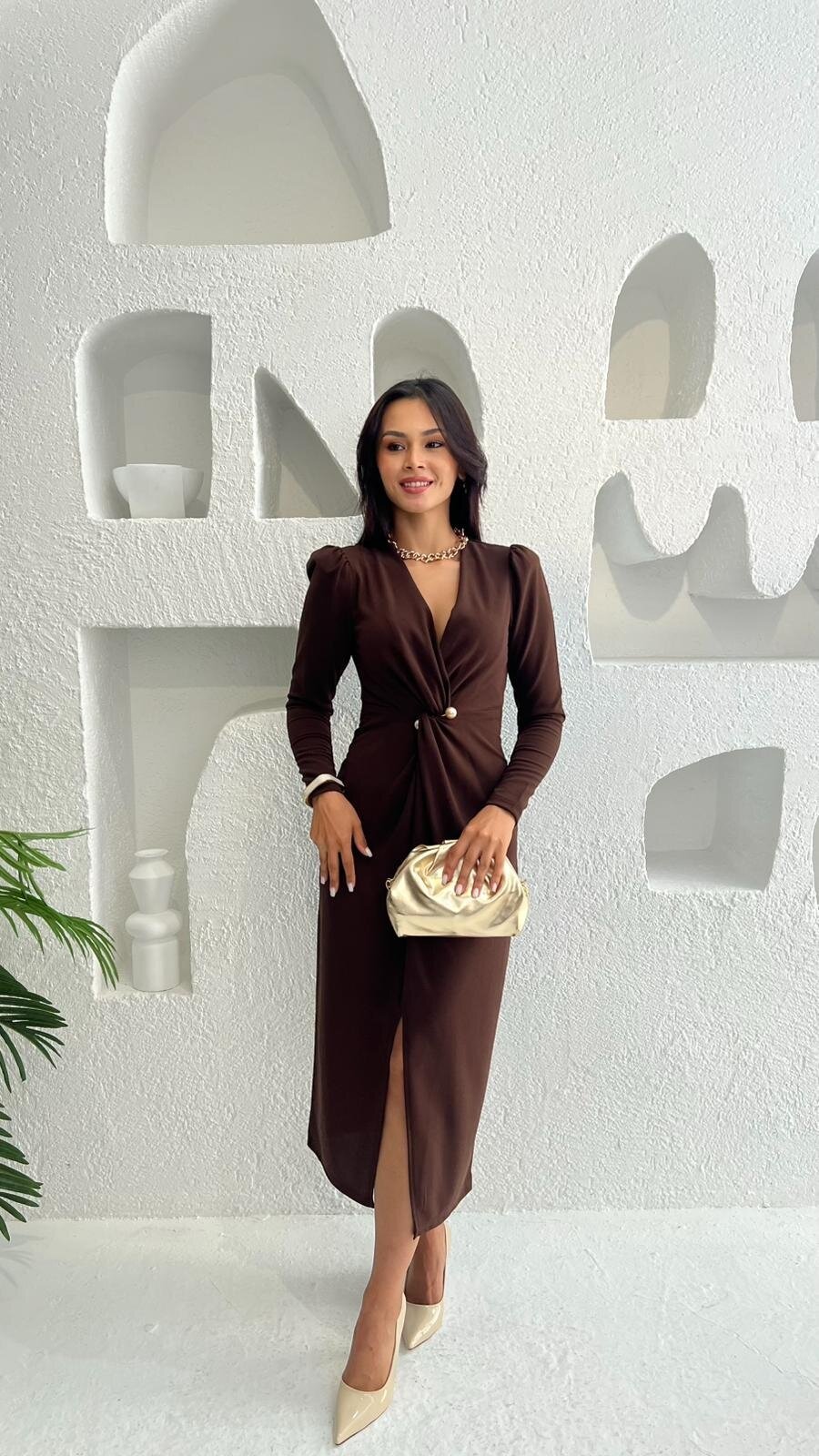 3588-KAHVERENGİ İNCİ BROŞ DETAY BÜZGÜLÜ ELBİSE