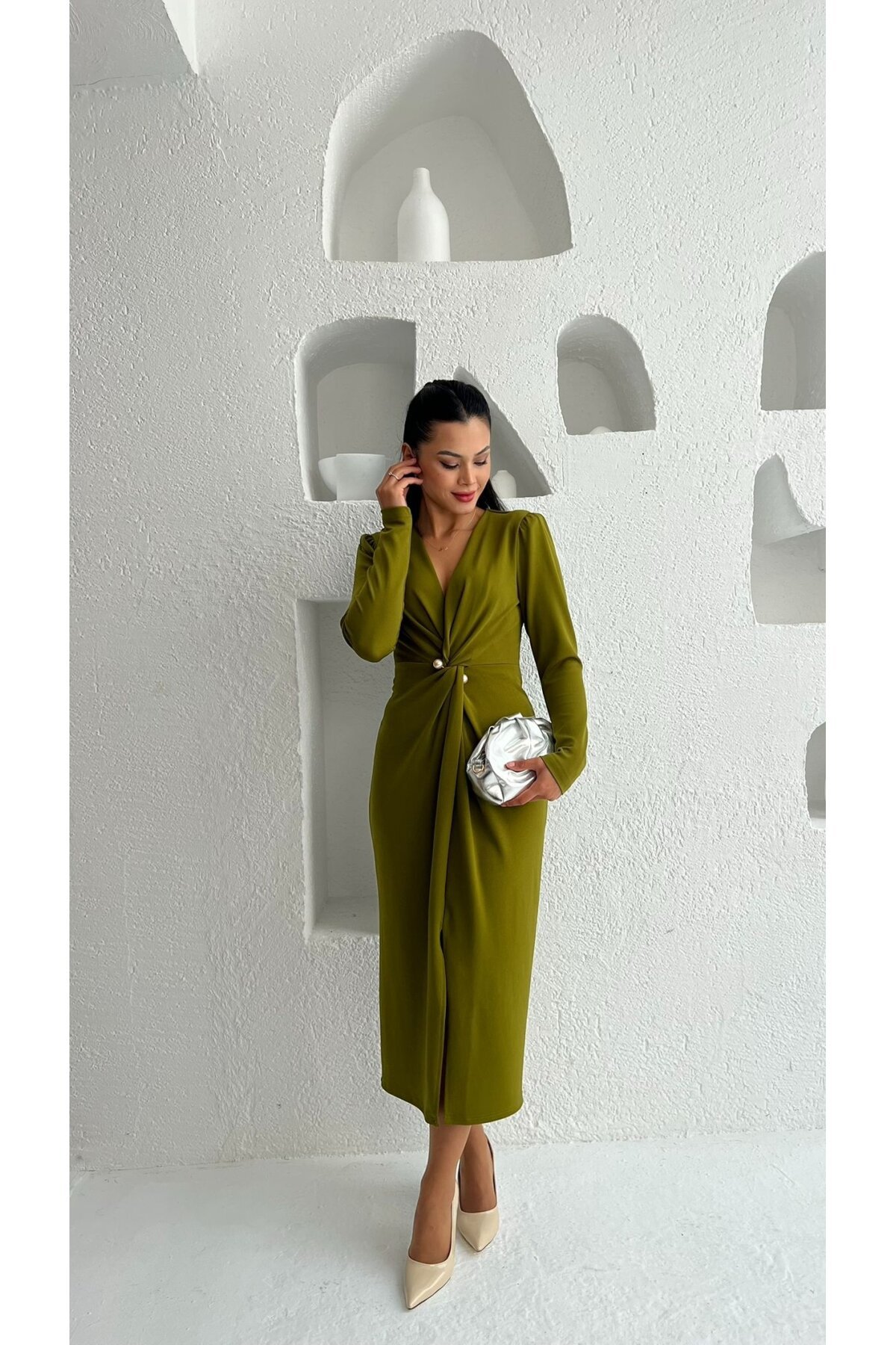 3588-OLİV  İNCİ BROŞ DETAY BÜZGÜLÜ ELBİSE
