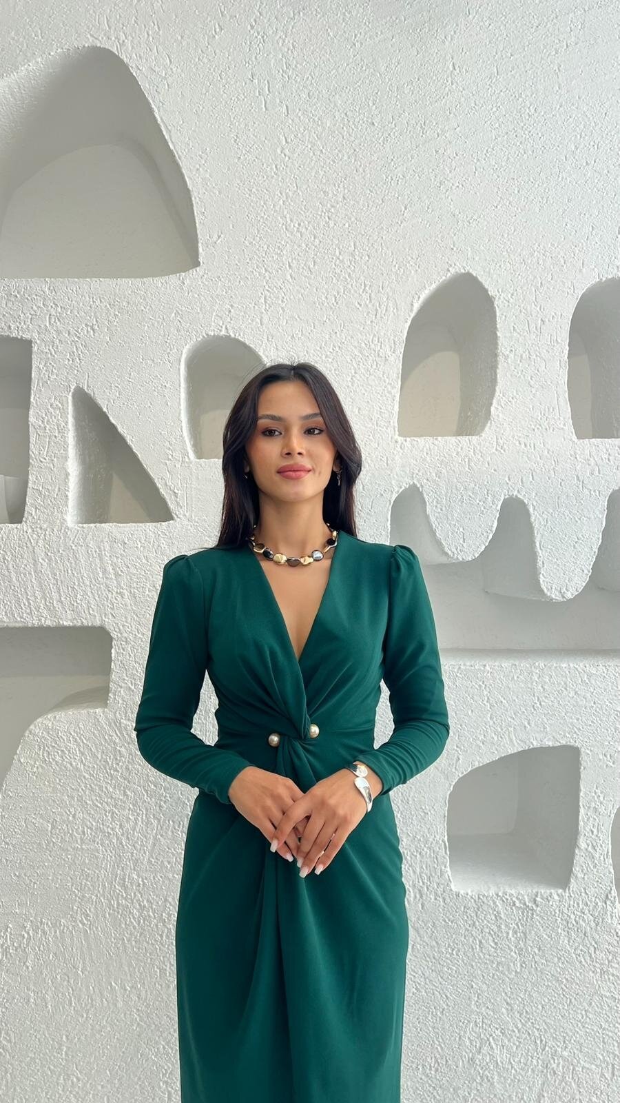 3588-ZÜMRÜT İNCİ BROŞ DETAY BÜZGÜLÜ ELBİSE