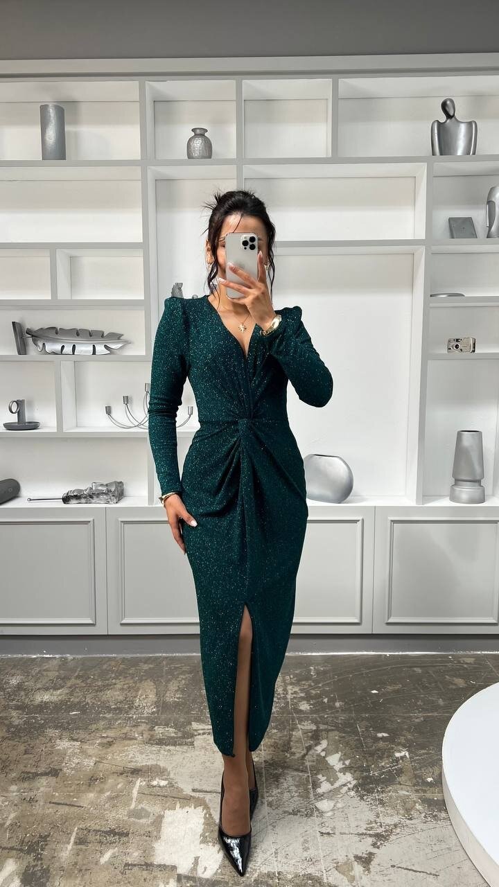 3633-ZÜMRÜT SİMLİ BÜZGÜ DETAYLI ELBİSE