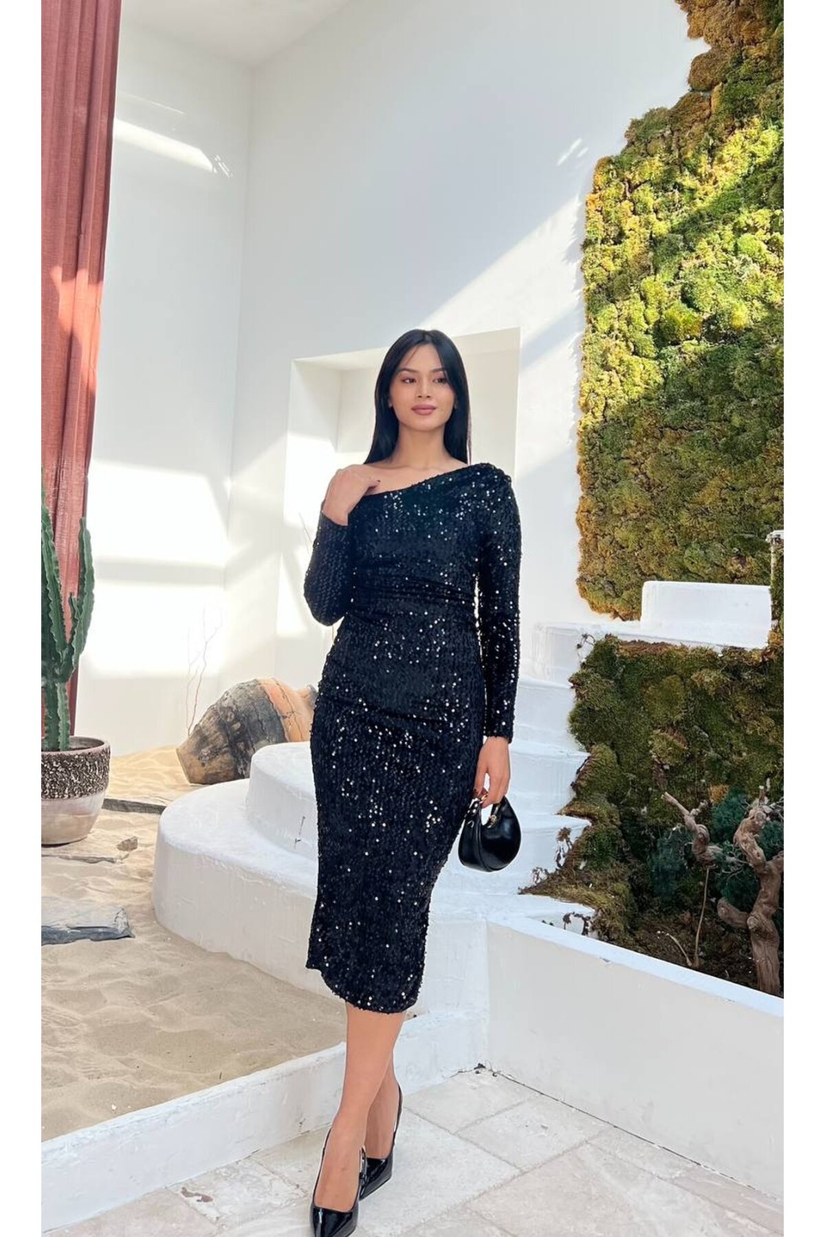 3650-SİYAH TEK OMUZ MİDİ BOY PULPAYET ELBİSE