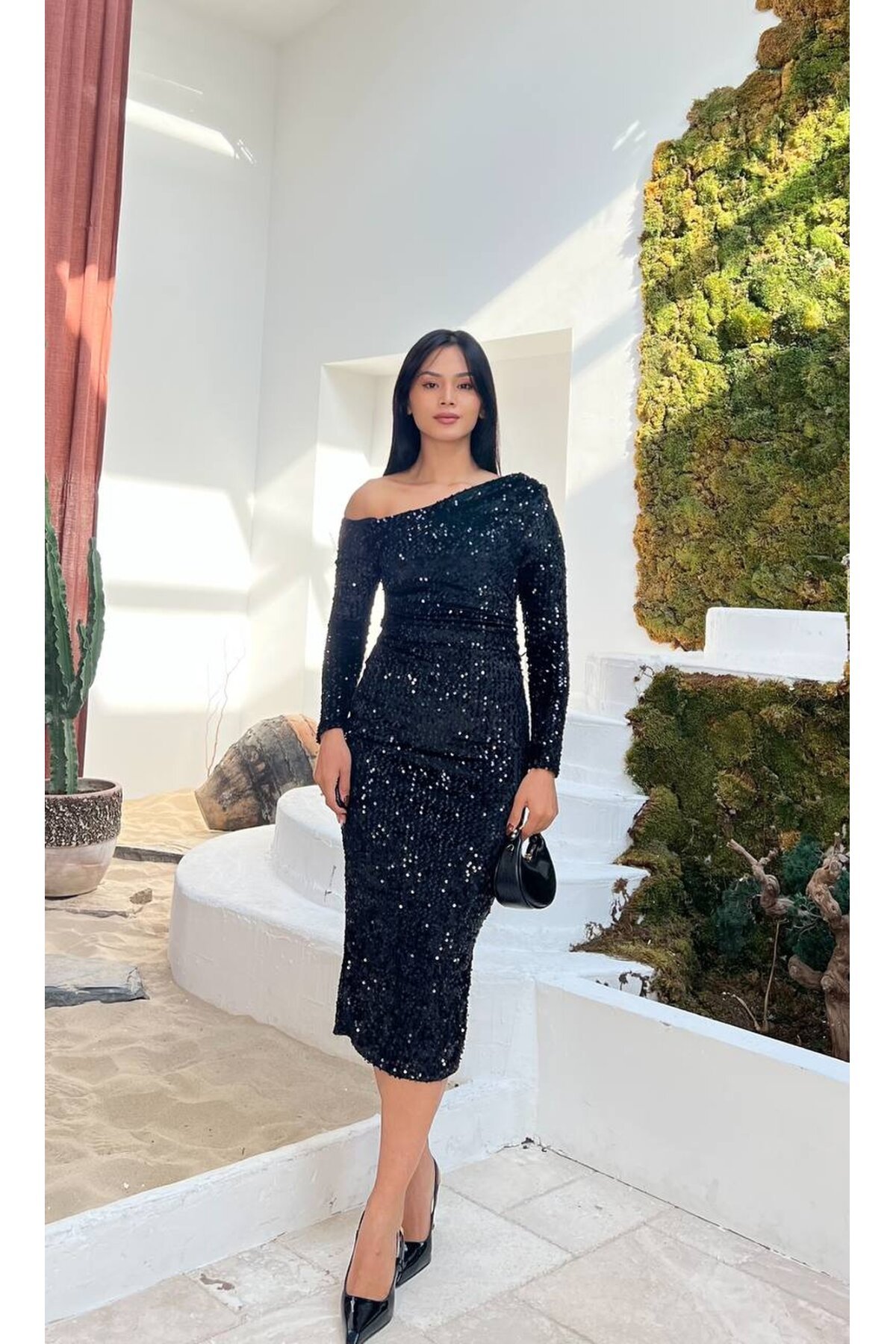 3650-SİYAH TEK OMUZ MİDİ BOY PULPAYET ELBİSE