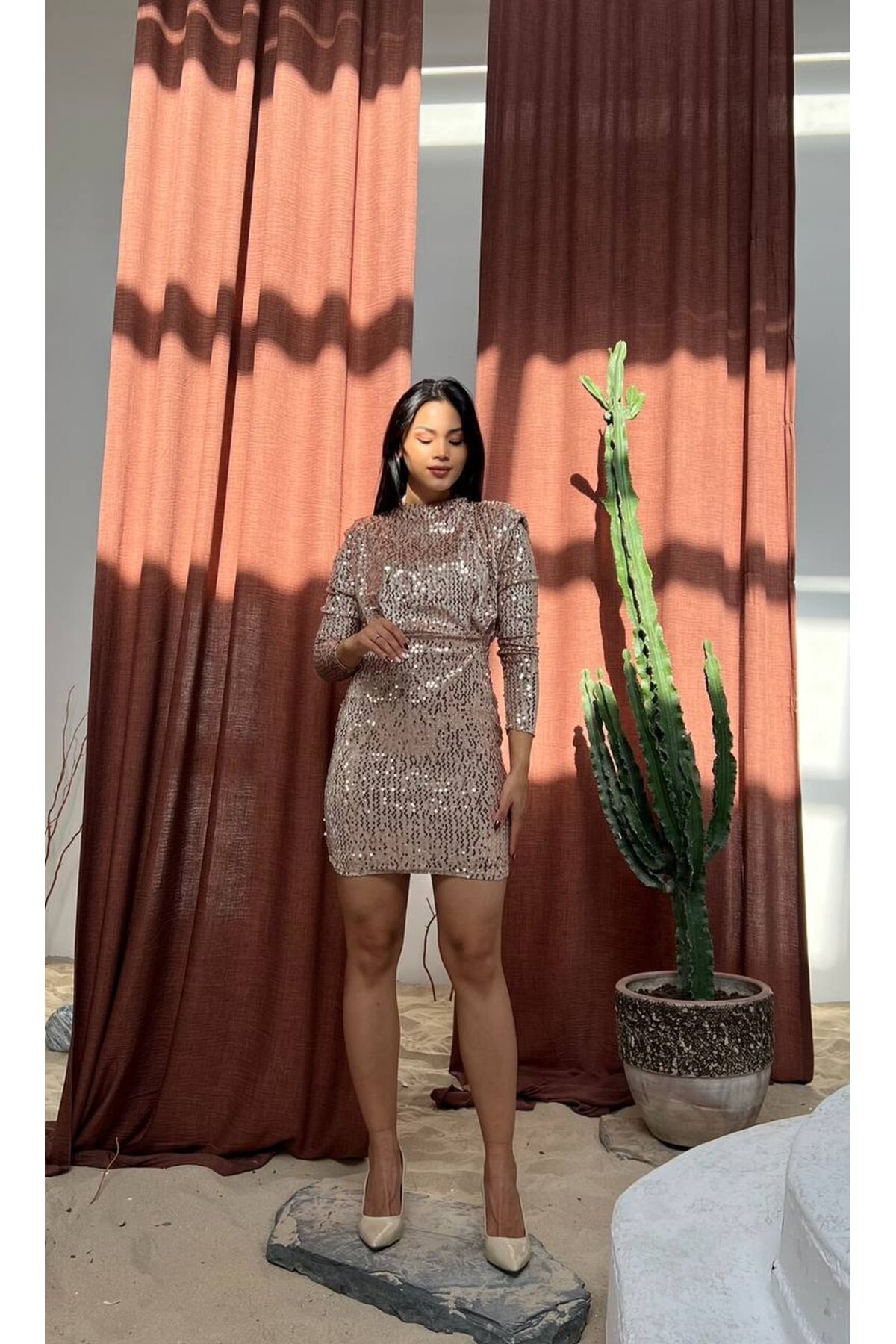 3651-BEJ BOĞAZLI OMUZLARI VATKALI PULPAYET ELBİSE