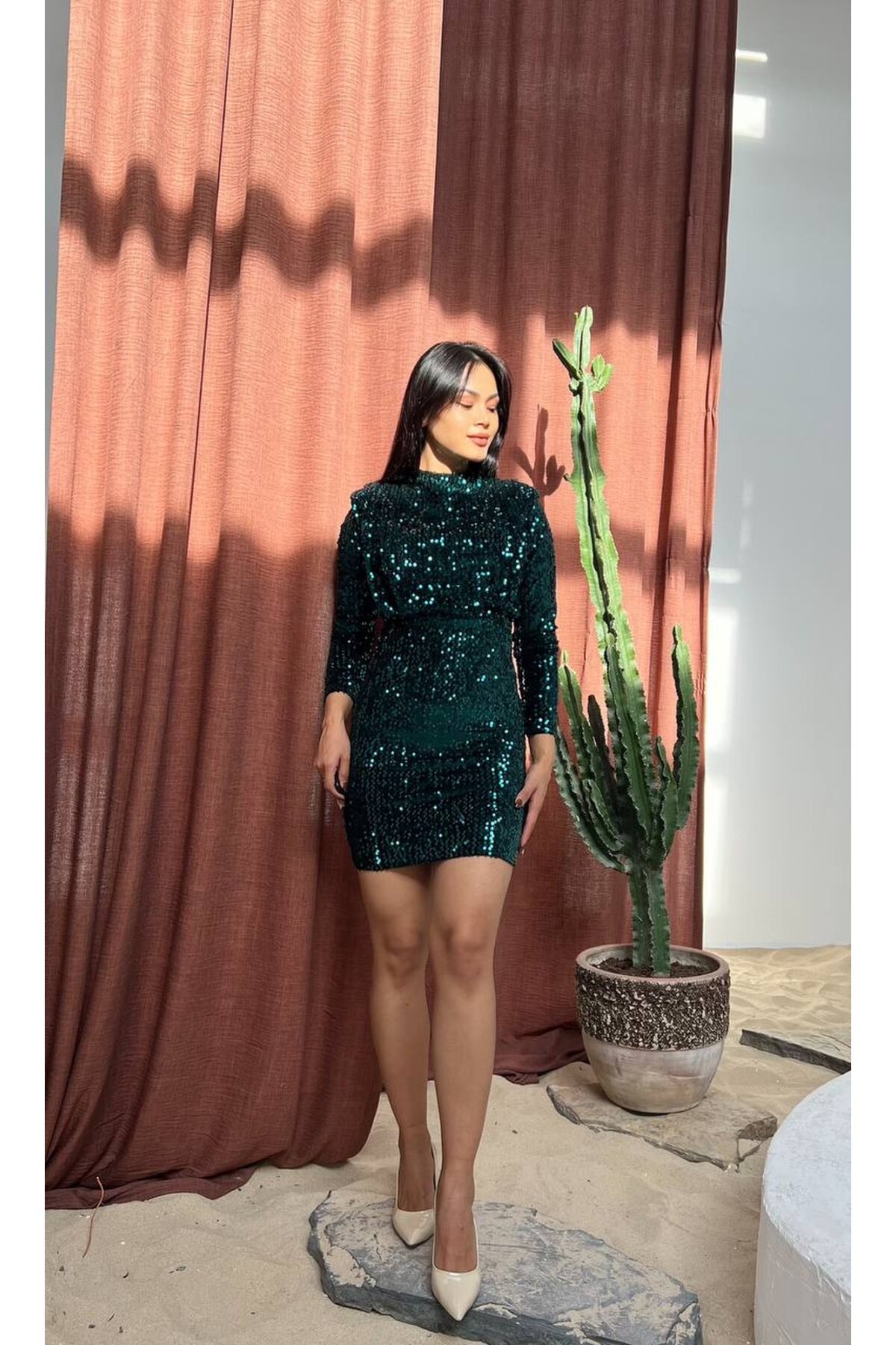 3651-ZÜMRÜT BOĞAZLI OMUZLARI VATKALI PULPAYET ELBİSE