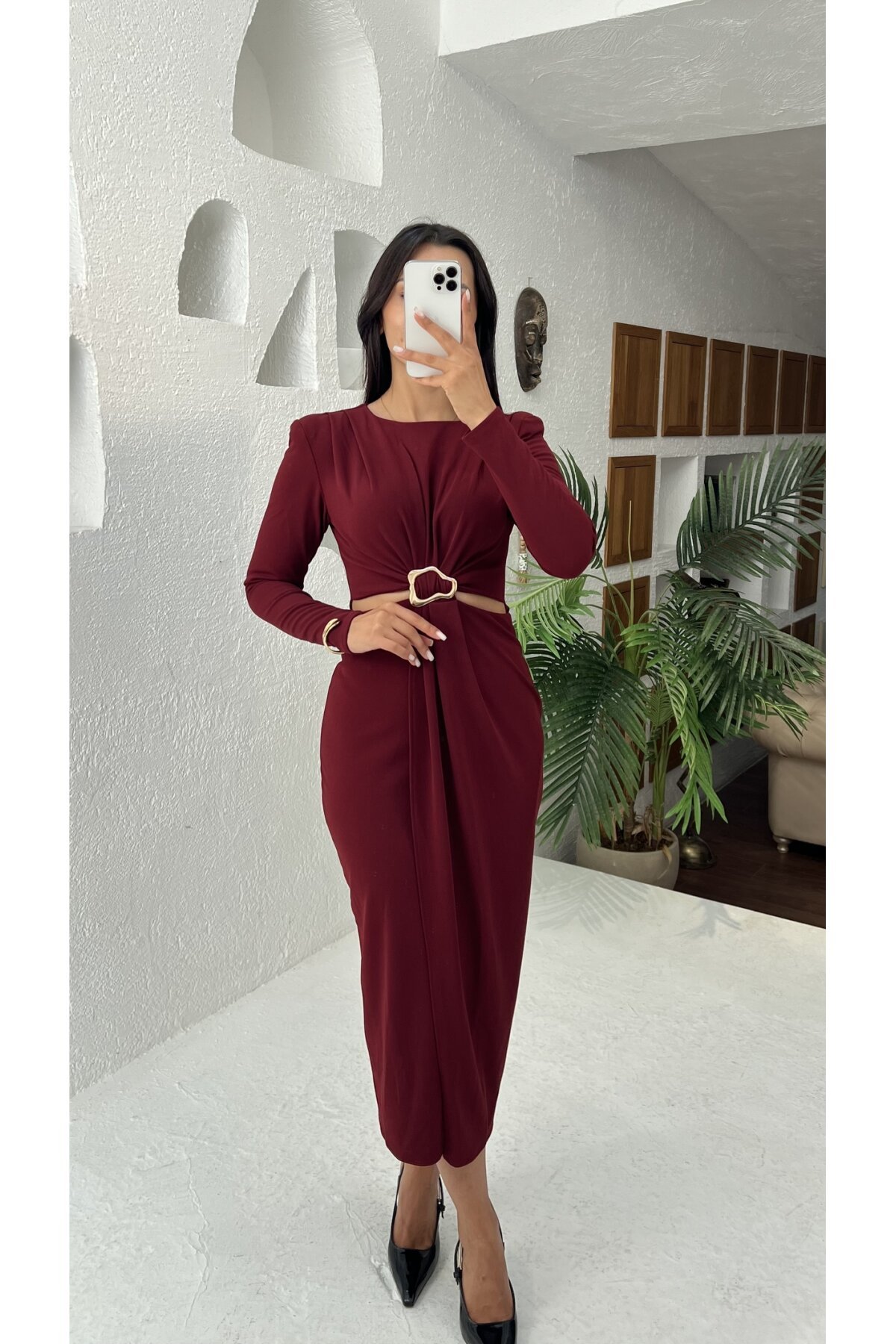 3655-BORDO YANLARI AÇIK GOLD TOKA DETAYLI ELBİSE