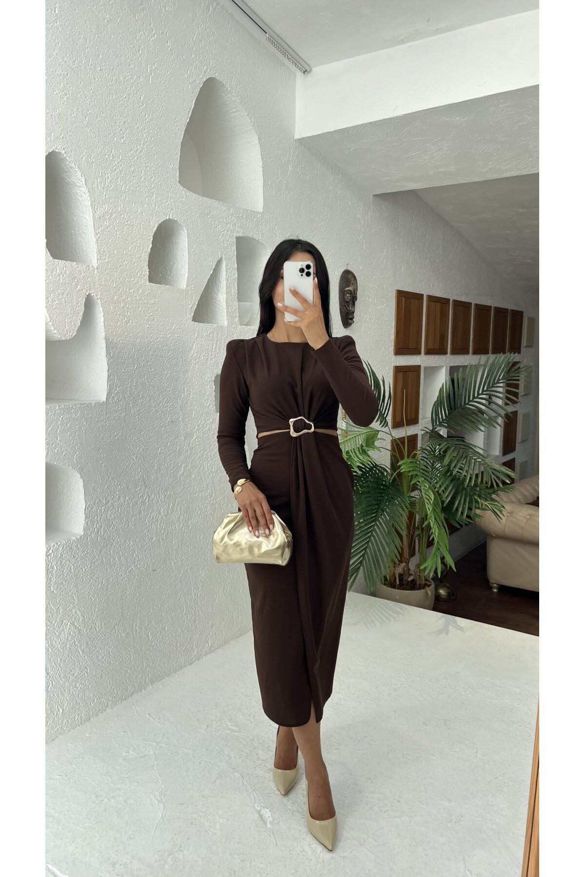 3655-KAHVERENGİ YANLARI AÇIK GOLD TOKA DETAYLI ELBİSE