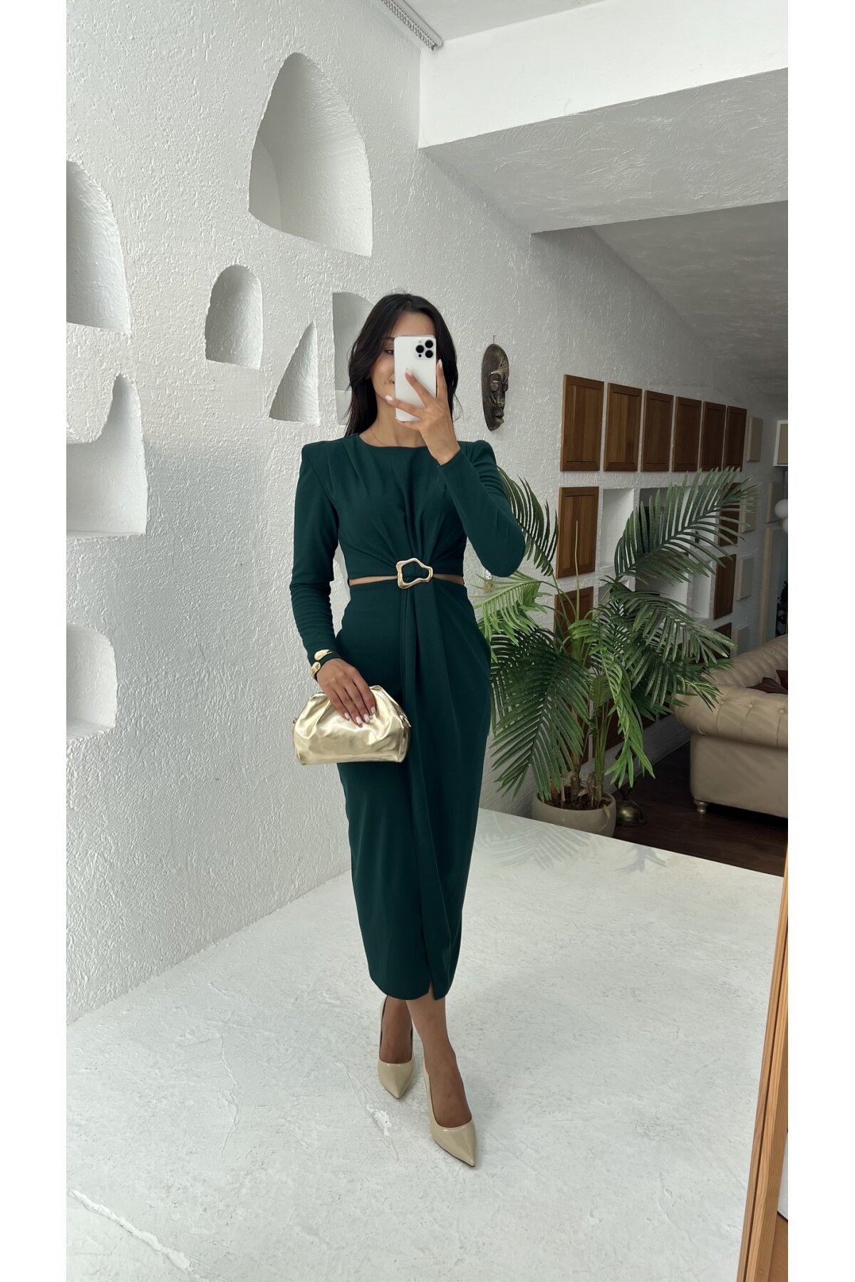 3655-ZÜMRÜT YANLARI AÇIK GOLD TOKA DETAYLI ELBİSE