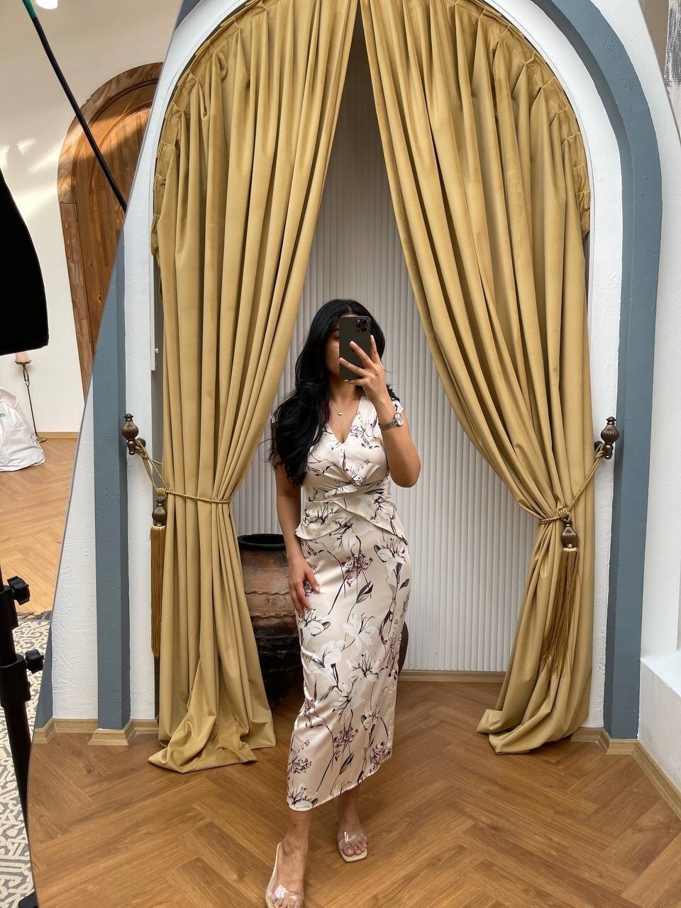 3710-BEYAZ SATEN DETAY ELBİSE