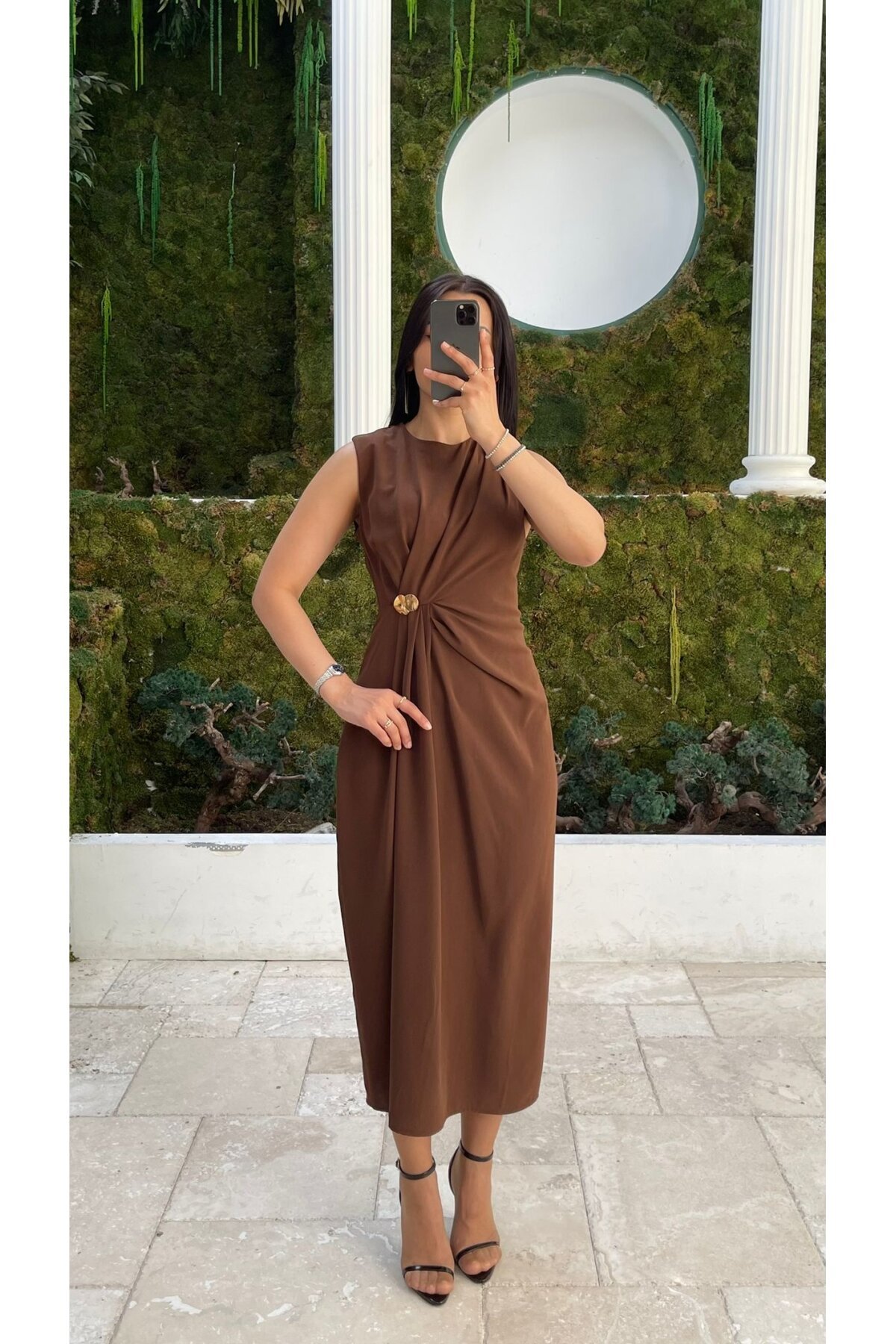 3718-KAHVERENGİ ASİMETRİK BROŞLU ELBİSE