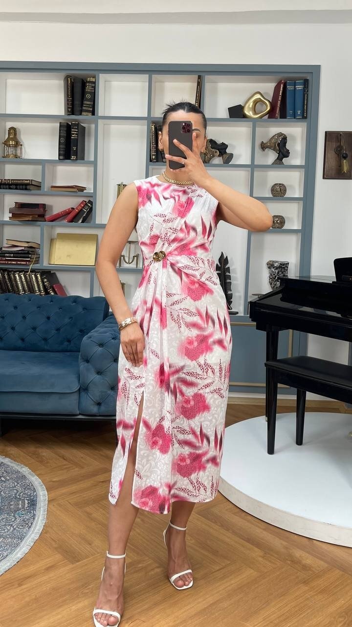 3736-PEMBE ÇİÇEK DESEN BROŞLU ELBİSE