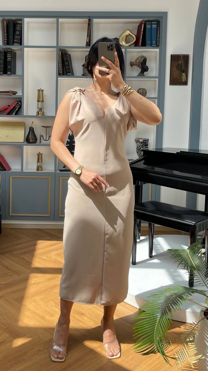 3746-BEJ OMUZLARI TOKA DETAY ELBİSE