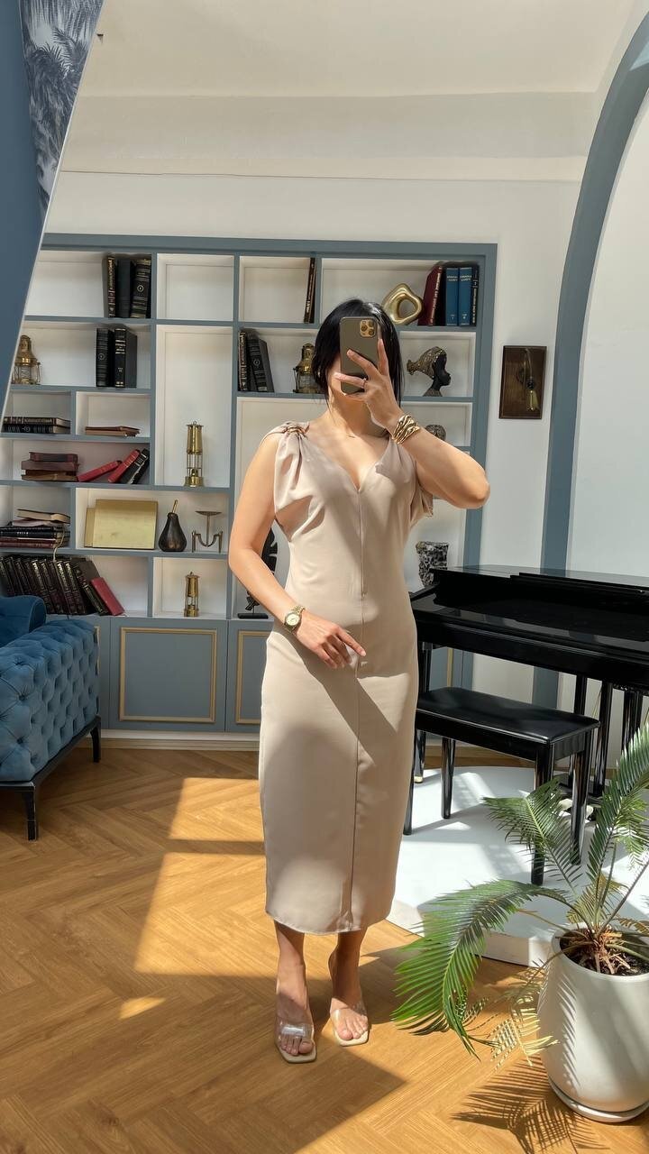 3746-BEJ OMUZLARI TOKA DETAY ELBİSE