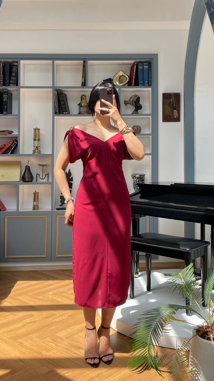 3746-BORDO OMUZLARI TOKA DETAY ELBİSE