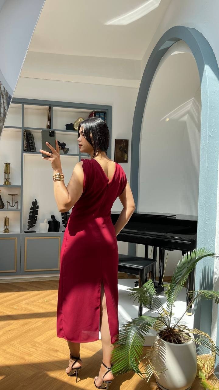 3746-BORDO OMUZLARI TOKA DETAY ELBİSE