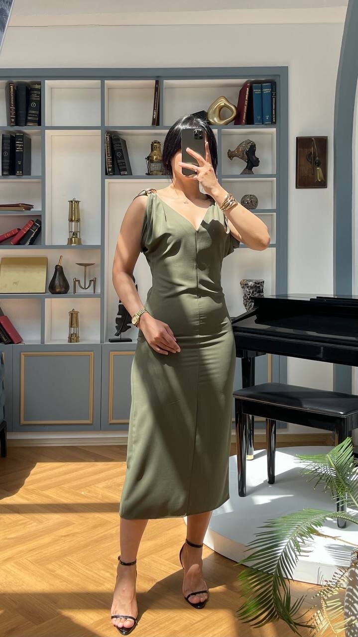 3746-HAKİ OMUZLARI TOKA DETAY ELBİSE