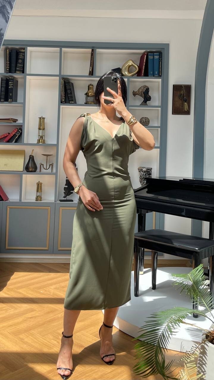 3746-HAKİ OMUZLARI TOKA DETAY ELBİSE