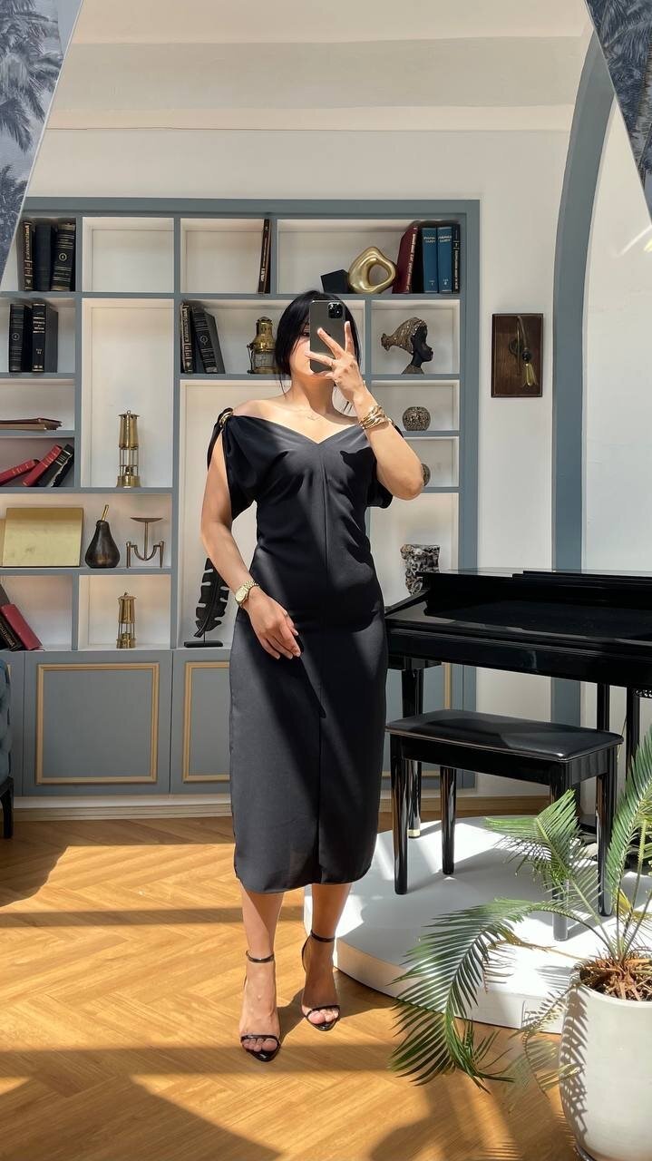 3746-SİYAH OMUZLARI TOKA DETAY ELBİSE