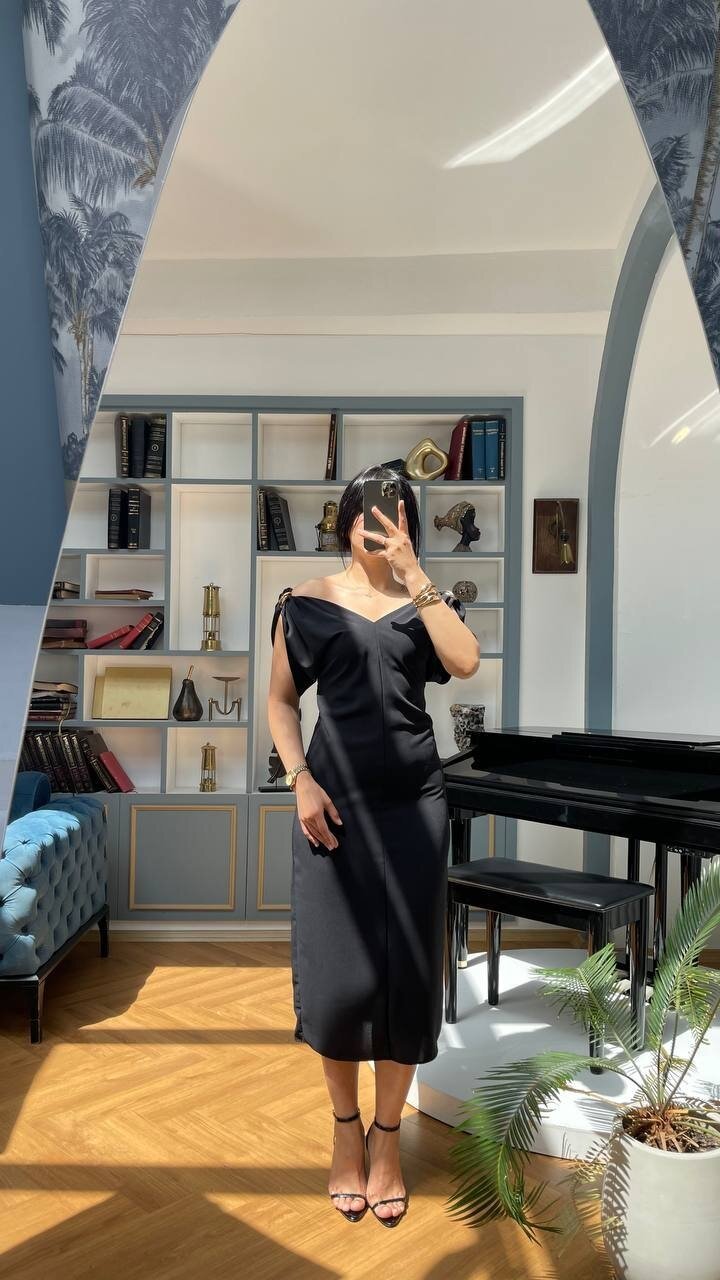 3746-SİYAH OMUZLARI TOKA DETAY ELBİSE