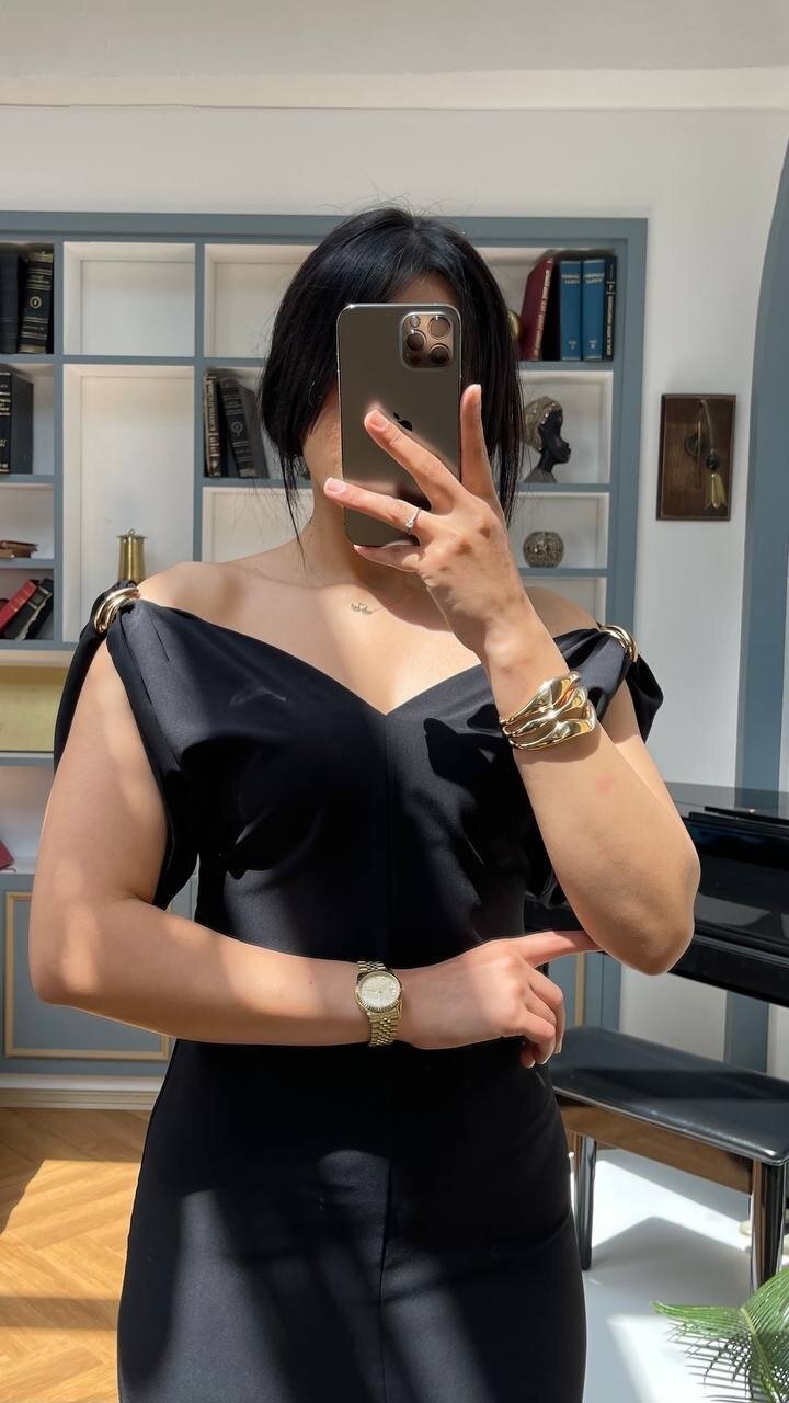 3746-SİYAH OMUZLARI TOKA DETAY ELBİSE