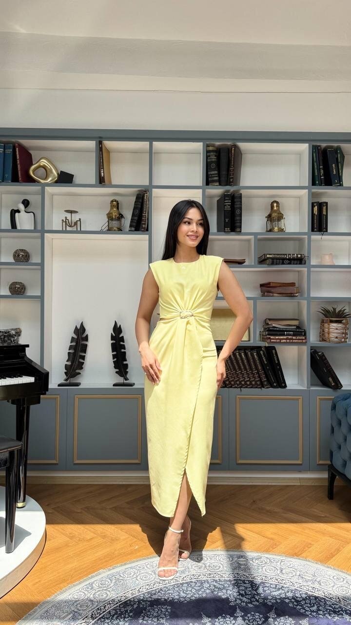 3755-SARI BÖBREK PENCERELİ TOKALI ELBİSE