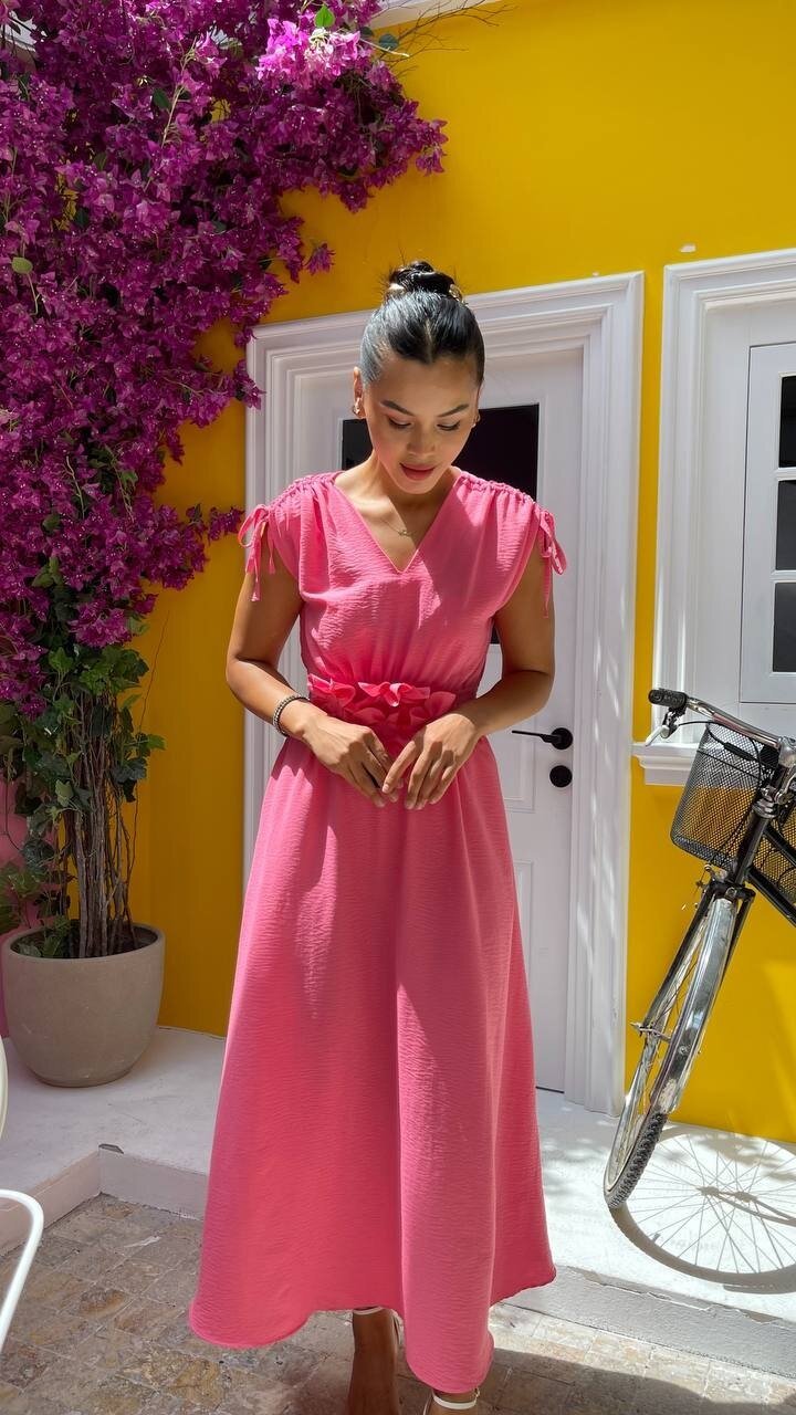 3798-PEMBE GÜL BROŞ DETAY ELBİSE