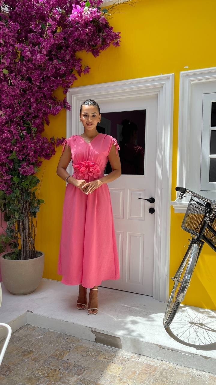 3798-PEMBE GÜL BROŞ DETAY ELBİSE