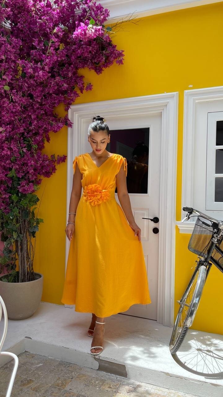 3798-TURUNCU GÜL BROŞ DETAY ELBİSE