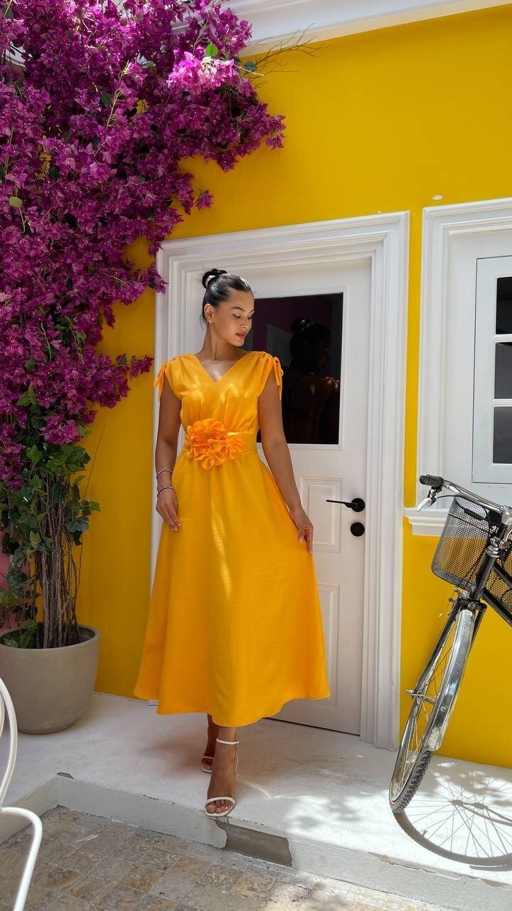 3798-TURUNCU GÜL BROŞ DETAY ELBİSE